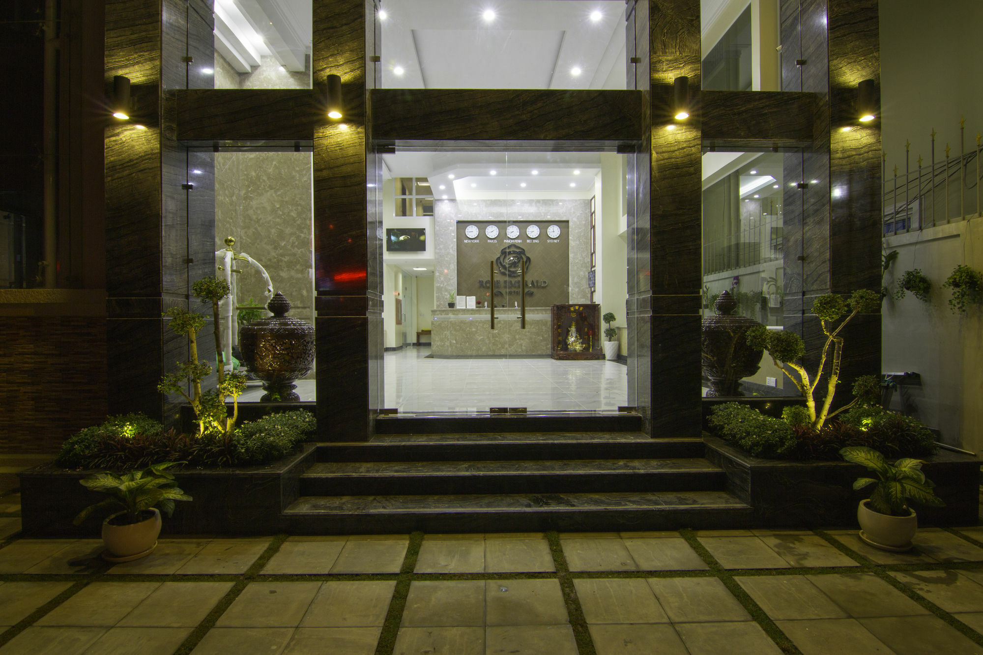 Rose Emerald Hotel Phnom-Penh Buitenkant foto