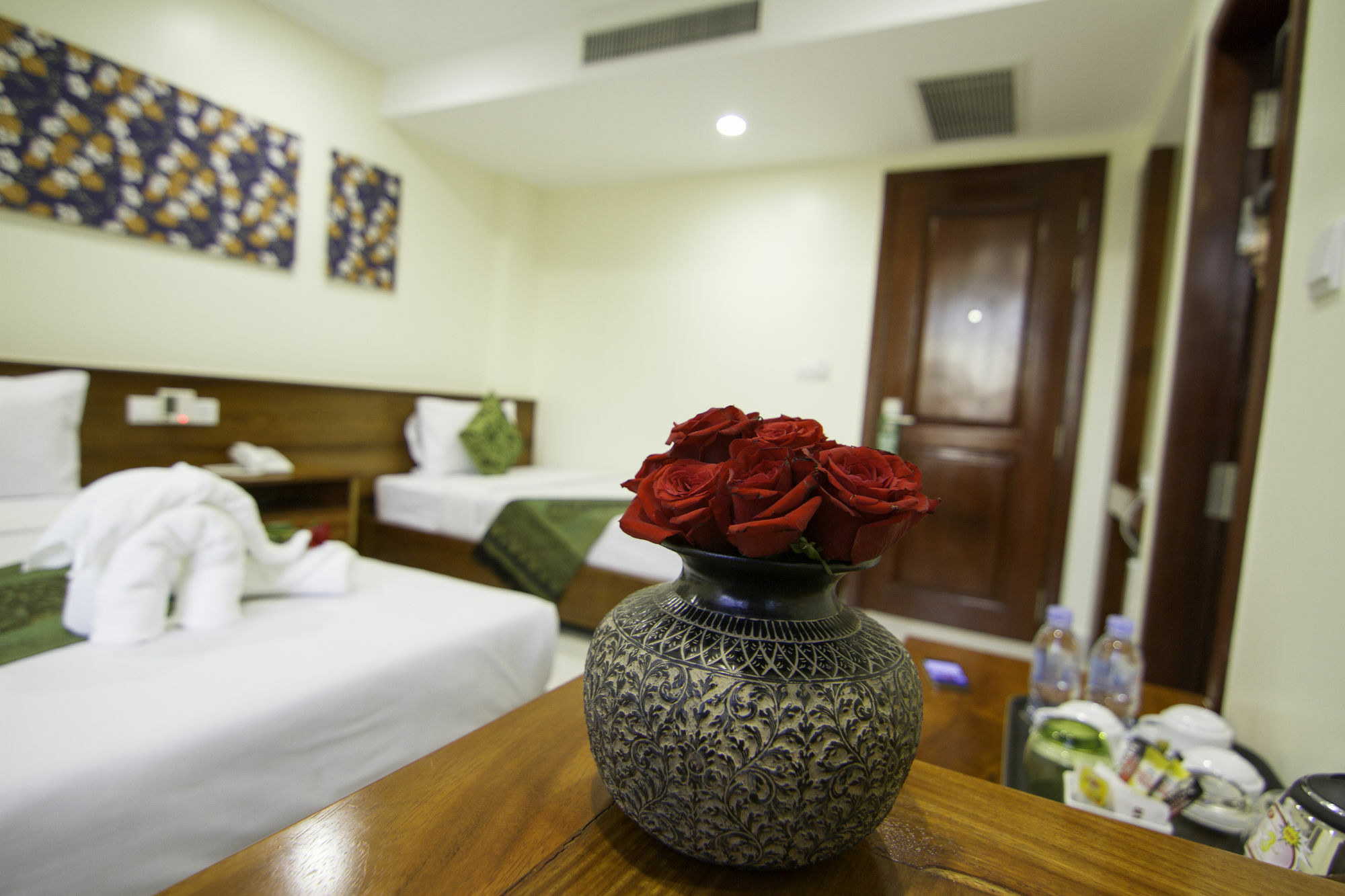 Rose Emerald Hotel Phnom-Penh Buitenkant foto