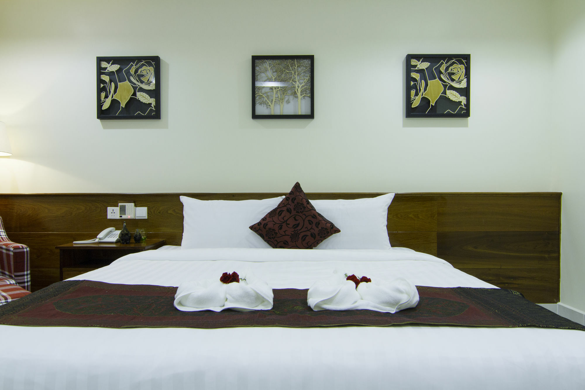 Rose Emerald Hotel Phnom-Penh Buitenkant foto